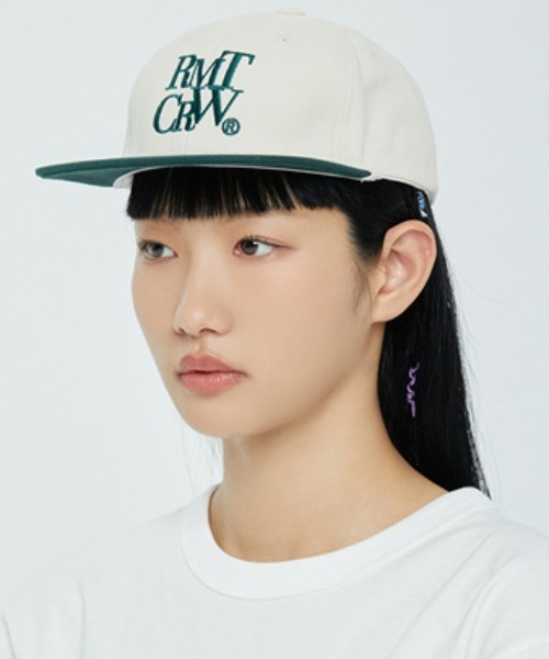 ROMANTIC CROWN(ロマンティッククラウン)の「A'GEM/9 × .kom『ROMANTIC CROWN/ロマンティッククラウン』BOLD LOGO BALL CAP/ボールドロゴ CAP(キャップ・レディース・ネイビー/グリーン・FREE)」の1枚目の写真
