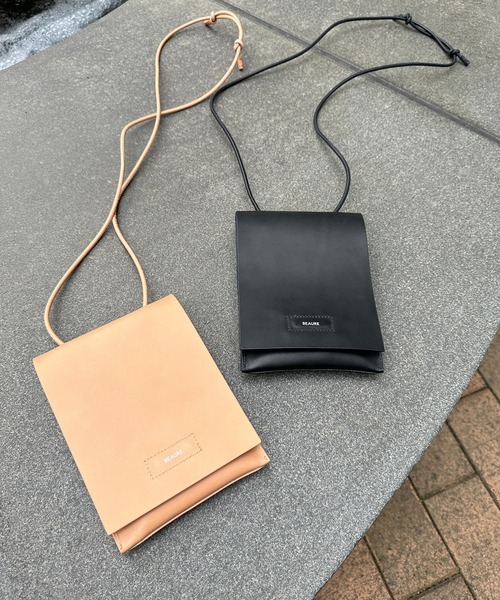 Beau're(ヴュレ)の「BEAURE ヴュレ ヌメ革 フラップ スマホ ショルダー(ショルダーバッグ・レディース・ブラック/ベージュ・FREE)」の22枚目の写真