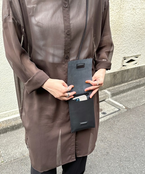 Beau're(ヴュレ)の「BEAURE ヴュレ ヌメ革 フラップ スマホ ショルダー(ショルダーバッグ・レディース・ブラック/ベージュ・FREE)」の16枚目の写真