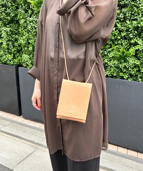 Beau're(ヴュレ)の「BEAURE ヴュレ ヌメ革 フラップ スマホ ショルダー(ショルダーバッグ・レディース・ブラック/ベージュ・FREE)」の8枚目の写真