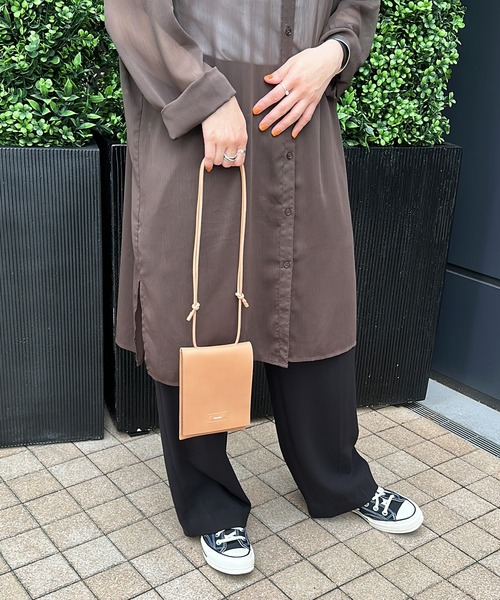 Beau're(ヴュレ)の「BEAURE ヴュレ ヌメ革 フラップ スマホ ショルダー(ショルダーバッグ・レディース・ブラック/ベージュ・FREE)」の17枚目の写真
