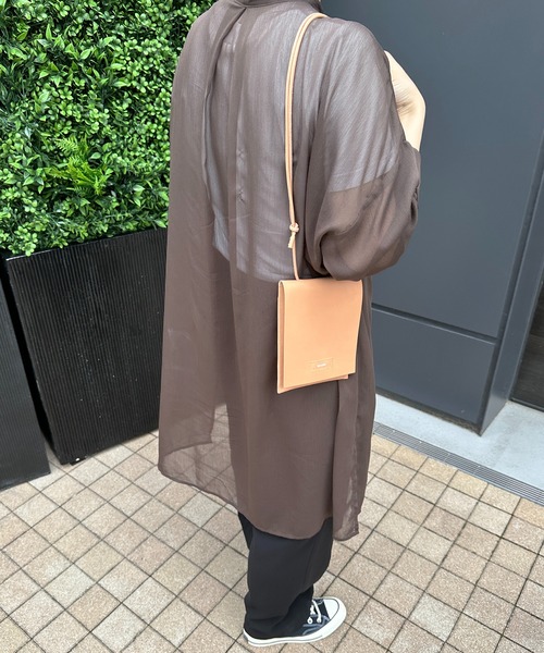 Beau're(ヴュレ)の「BEAURE ヴュレ ヌメ革 フラップ スマホ ショルダー(ショルダーバッグ・レディース・ブラック/ベージュ・FREE)」の20枚目の写真