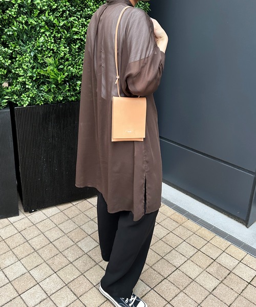Beau're(ヴュレ)の「BEAURE ヴュレ ヌメ革 フラップ スマホ ショルダー(ショルダーバッグ・レディース・ブラック/ベージュ・FREE)」の9枚目の写真
