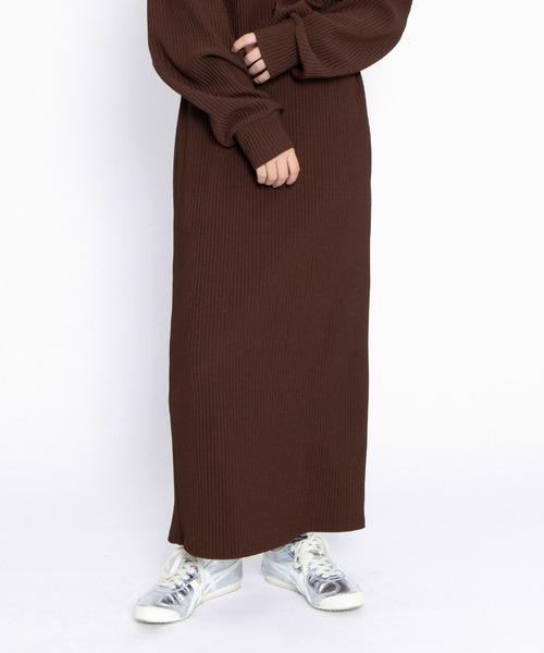 PUNYUS（プニュズ）の「バックスリットロングスカート（スカート・レディース・ブラック/レッド/ダークグレー/カーキ/ブルー/ブラウン・4/1/2/3）」の4枚目の写真