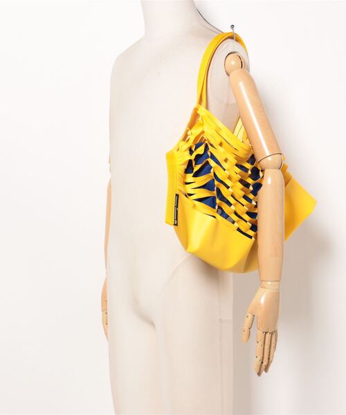 yoshiokubo（ヨシオクボ）の「yoshiokubo ヨシオクボ / CROSS LINE BAG L クロスラインビッグバッグ / YKS24901（トートバッグ・メンズ・グリーン/ブラック/イエロー・FREE）」の8枚目の写真