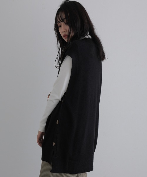 ElegChic(エレグシック)の「サイドボタンベスト(ニット/セーター・レディース・ブラック/チャコールグレー/アイボリー/ライトグレー・4L~5L/M~L/LL~3L)」の8枚目の写真