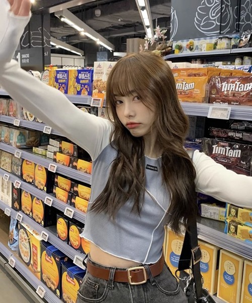 GLAMOROUS JANE(グラマラスジェーン)の「配色袖クロップド丈ロンT(Tシャツ/カットソー・レディース・ブルー・M/L)」の3枚目の写真