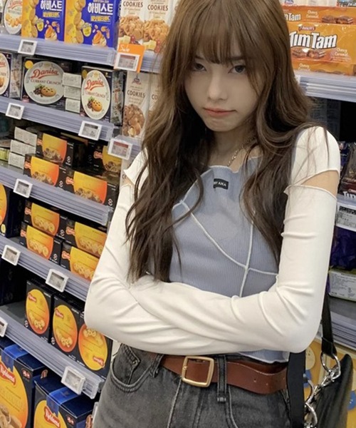 GLAMOROUS JANE(グラマラスジェーン)の「配色袖クロップド丈ロンT(Tシャツ/カットソー・レディース・ブルー・M/L)」の5枚目の写真