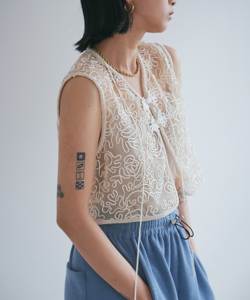 mag.by c(マグバイシー)の「(mag.by c)エンブロイダリーベスト(ベスト・レディース・ブラック/ベージュ・FREE)」の13枚目の写真