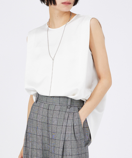 qualite(カリテ)の「【通勤/オフィスカジュアル】サテンタックノースリーブ(シャツ/ブラウス・レディース・オフホワイト/ブラック/ブラウン・36/38)」の2枚目の写真