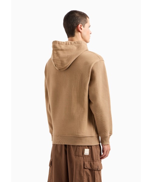 EMPORIO ARMANI(エンポリオアルマーニ)の「【エンポリオ アルマーニ】Emporio Armani Sustainability Values Capsule Collection フード付きスウェットシャツ オーガニックジャージー パッチ(スウェット・メンズ・モカ・LARGE/MEDIUM)」の2枚目の写真