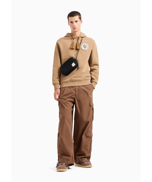 EMPORIO ARMANI(エンポリオアルマーニ)の「【エンポリオ アルマーニ】Emporio Armani Sustainability Values Capsule Collection フード付きスウェットシャツ オーガニックジャージー パッチ(スウェット・メンズ・モカ・LARGE/MEDIUM)」の5枚目の写真