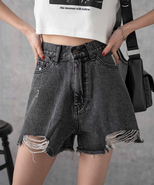 WEGO（ウィゴー）の「WEGO/ダメージデニムショートパンツ（デニムパンツ・レディース・ライトインディゴブルー/ブラック系その他/ブルー系1・X-SMALL/SMALL/MEDIUM）」の2枚目の写真