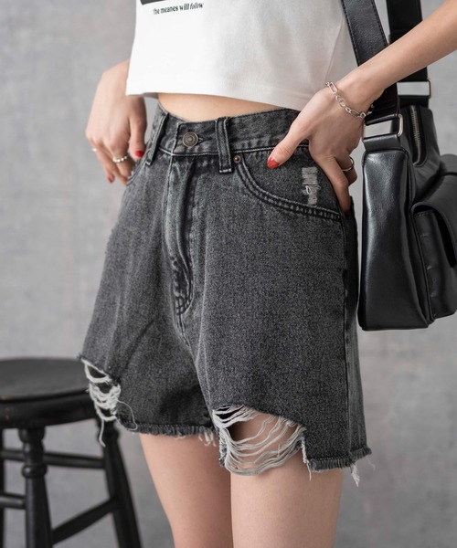 WEGO（ウィゴー）の「WEGO/ダメージデニムショートパンツ（デニムパンツ・レディース・ライトインディゴブルー/ブラック系その他/ブルー系1・X-SMALL/SMALL/MEDIUM）」の9枚目の写真