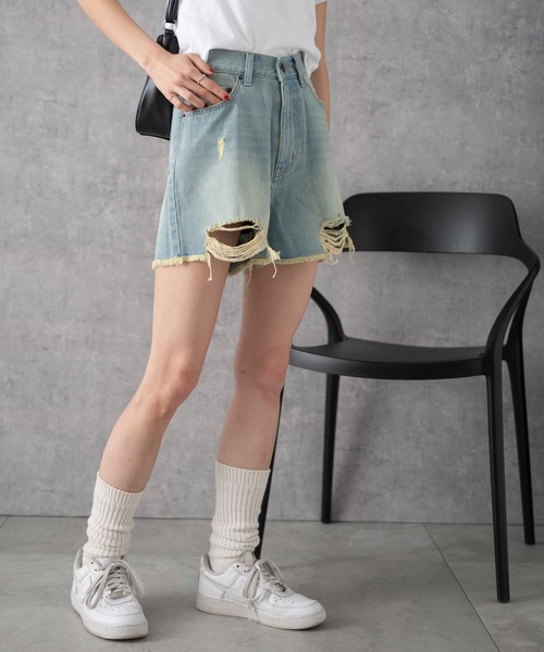 WEGO（ウィゴー）の「WEGO/ダメージデニムショートパンツ（デニムパンツ・レディース・ライトインディゴブルー/ブラック系その他/ブルー系1・X-SMALL/SMALL/MEDIUM）」の16枚目の写真