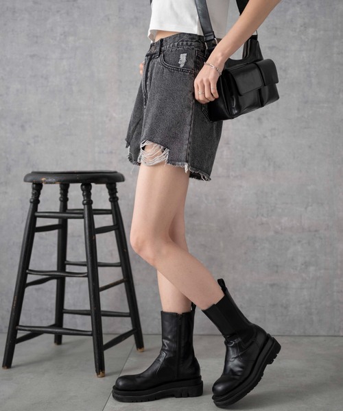 WEGO（ウィゴー）の「WEGO/ダメージデニムショートパンツ（デニムパンツ・レディース・ライトインディゴブルー/ブラック系その他/ブルー系1・X-SMALL/SMALL/MEDIUM）」の11枚目の写真