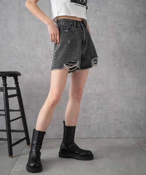 WEGO（ウィゴー）の「WEGO/ダメージデニムショートパンツ（デニムパンツ・レディース・ライトインディゴブルー/ブラック系その他/ブルー系1・X-SMALL/SMALL/MEDIUM）」の12枚目の写真