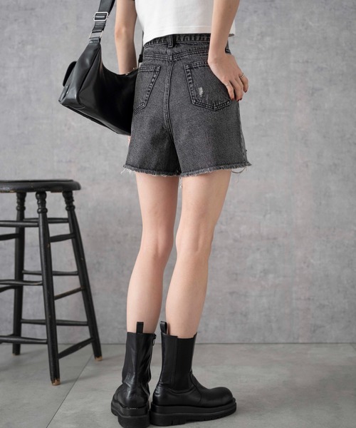 WEGO（ウィゴー）の「WEGO/ダメージデニムショートパンツ（デニムパンツ・レディース・ライトインディゴブルー/ブラック系その他/ブルー系1・X-SMALL/SMALL/MEDIUM）」の13枚目の写真