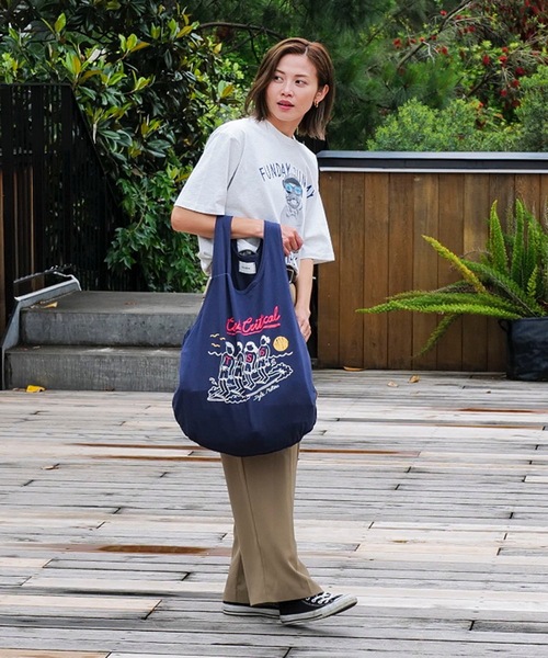 TCSS(ティーシーエスエス)の「HAND BAG/Critical Slide(クリティカルスライド)TCSSA4サイズ収納可能タンクトップ風デザインユニークハンドバッグ(トートバッグ・メンズ・ネイビー・FREE)」の6枚目の写真