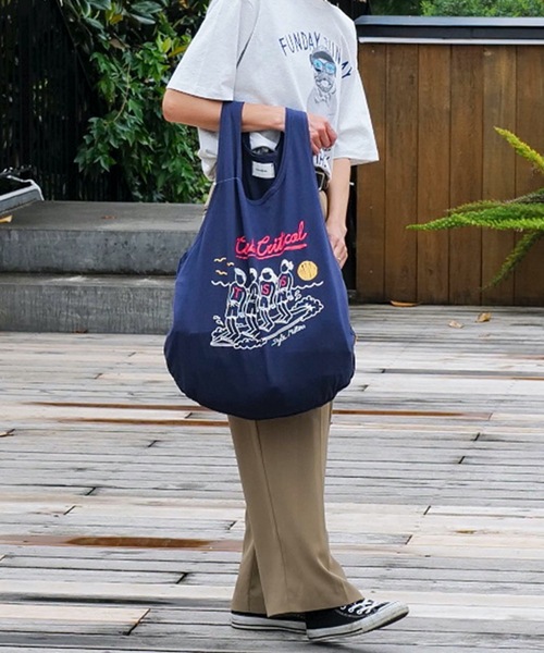 TCSS(ティーシーエスエス)の「HAND BAG/Critical Slide(クリティカルスライド)TCSSA4サイズ収納可能タンクトップ風デザインユニークハンドバッグ(トートバッグ・メンズ・ネイビー・FREE)」の7枚目の写真
