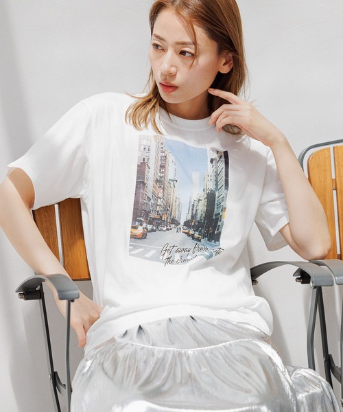 LAKOLE(ラコレ)の「アソートフォトTEE / 125541(Tシャツ/カットソー・レディース・ホワイト/オフホワイト・SMALL/MEDIUM)」の1枚目の写真