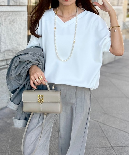 Emma Taylor(エマテイラー)の「ネックが選べる!ライトダンボールダブルスリーブプルオーバー(Tシャツ/カットソー・レディース・ベージュ/ホワイト/ブラウン/チャコールグレー/ブラック/ネイビー/ブラック系その他/グレー系その他/ブラウン系その他/ベージュ系その他/ホワイト系その他・FREE)」の3枚目の写真