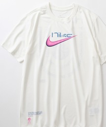 NIKE（ナイキ）の「【NIKE/ナイキ】SWOOSH フロントロゴ＆バック バスケットボール プリントデザイン Dri-FIT ショートスリーブTシャツ/半袖Tシャツ（Tシャツ/カットソー・メンズ）」