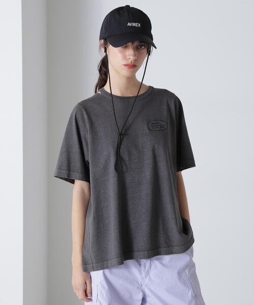 AVIREX(アヴィレックス)の「OPEN NECK BACK TACK FADEWASH T-SHIRT/オープンネック バックタック フェイドウォッシュTシャツ(Tシャツ/カットソー・レディース・レッド/チャコールグレー/アイボリー・F)」の2枚目の写真