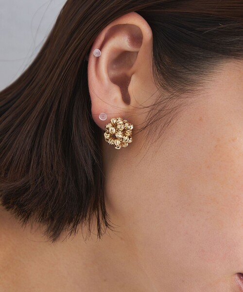 green label relaxing(グリーンレーベルリラクシング)の「カットビーズ ボール イヤリング(イヤリング・レディース・ゴールド/シルバー・FREE)」の1枚目の写真