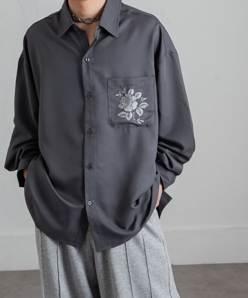 NILWAY（ニルウェイ）の「ワンポイント花刺繍 レギュラーカラー長袖シャツ / レギュラーカラー長袖シャツ 花刺繍（シャツ/ブラウス・メンズ・チャコール/ブラック系/ホワイト/ライトグレー/ベージュ系/ライトグレー系/ブラック/ホワイト系/グレー系/ベージュ系1・MEDIUM/LARGE）」の7枚目の写真