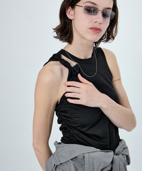 M TO R(ムウトアール)の「NO-SLEEVE KNOT DEZIGN TOPS(タンクトップ・レディース・ブラック/レッド/ライトグレー・40/38)」の10枚目の写真