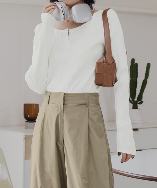 CHAN ME（チャンミ）の「ヘンリーネックプルオーバー（Tシャツ/カットソー・レディース・ホワイト/グレー/ベージュ/ブラック・MEDIUM/LARGE/X-LARGE）」の2枚目の写真