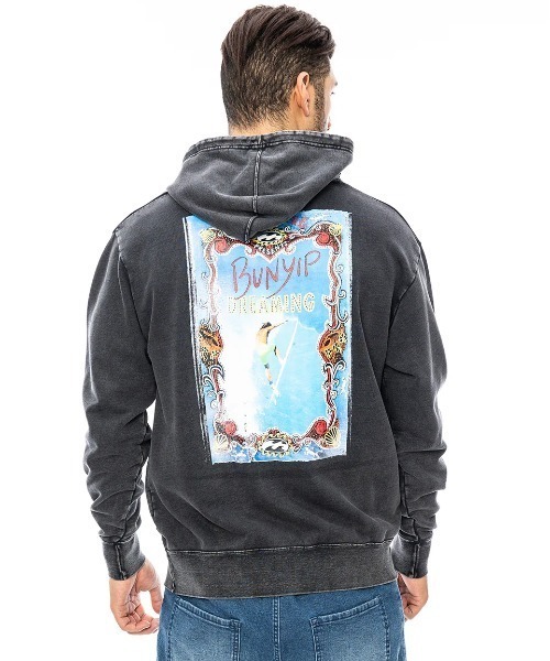 BILLABONG(ビラボン)の「BILLABONG メンズ HERITAGE パーカー 【2024年秋冬モデル】/ビラボンバックプリントプルオーバーパーカー(パーカー・メンズ・スミクロ/ブラック系その他/オフホワイト・MEDIUM/LARGE/X-LARGE)」の1枚目の写真