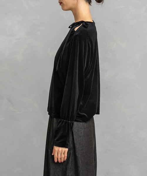 URBAN RESEARCH ROSSO WOMEN（アーバンリサーチ　ロッソ）の「シアーベロアスリットデザインカットソー（Tシャツ/カットソー・レディース・グリーン系その他/ベージュ系その他/ブラック・FREE）」の9枚目の写真