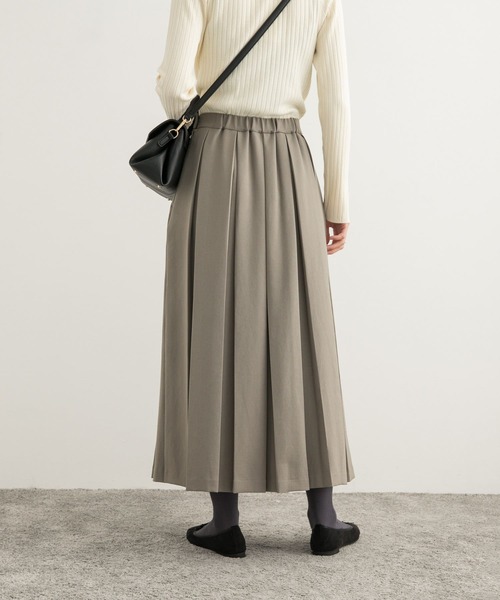URBAN RESEARCH DOORS（アーバンリサーチドアーズ）の「『UR TECH SMOOTHLUXE』ワイドピッチプリーツスカート（スカート・レディース・ブラック/チャコールグレー/ライトカーキ・MEDIUM）」の13枚目の写真