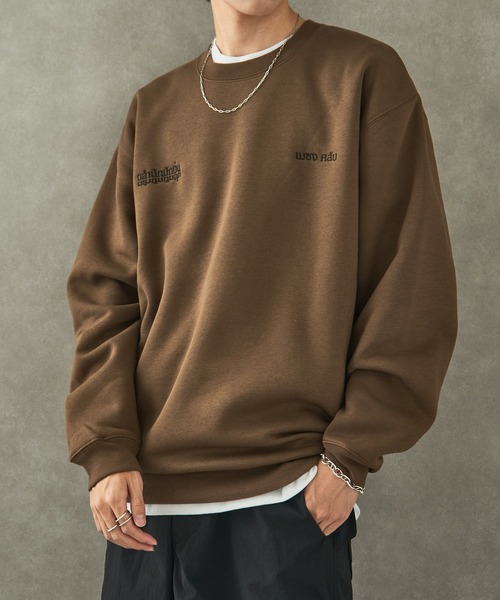 MAISON CLUB(メゾンクラブ)の「【MAISON CLUB】フロントロゴ刺繍スウェット / World Language Sweater 裏起毛 オーバーサイズ(スウェット・メンズ・ブラウン/グレー/ブラック/ホワイト・XL/L)」の4枚目の写真