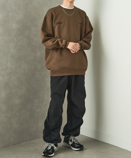 MAISON CLUB(メゾンクラブ)の「【MAISON CLUB】フロントロゴ刺繍スウェット / World Language Sweater 裏起毛 オーバーサイズ(スウェット・メンズ・ブラウン/グレー/ブラック/ホワイト・XL/L)」の12枚目の写真
