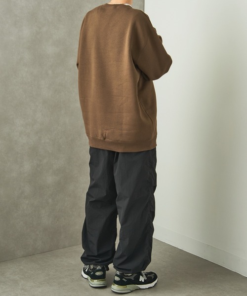 MAISON CLUB(メゾンクラブ)の「【MAISON CLUB】フロントロゴ刺繍スウェット / World Language Sweater 裏起毛 オーバーサイズ(スウェット・メンズ・ブラウン/グレー/ブラック/ホワイト・XL/L)」の13枚目の写真