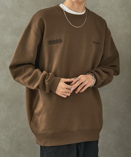 MAISON CLUB(メゾンクラブ)の「【MAISON CLUB】フロントロゴ刺繍スウェット / World Language Sweater 裏起毛 オーバーサイズ(スウェット・メンズ・ブラウン/グレー/ブラック/ホワイト・XL/L)」の6枚目の写真