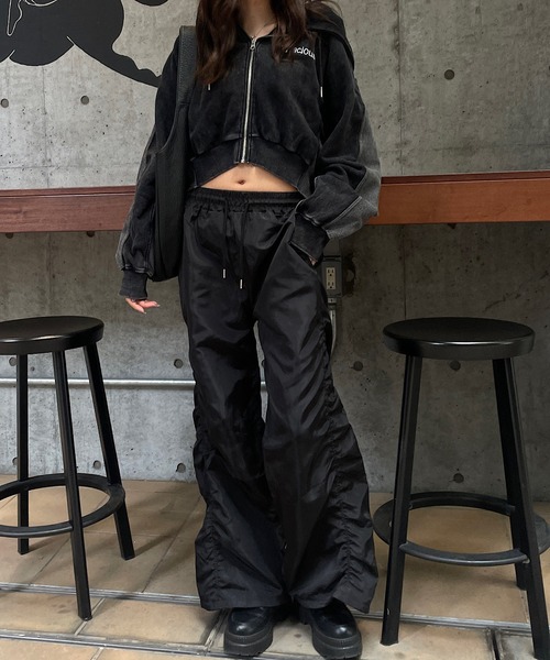 ROGER AND RAW（ロジャーアンドロウ）の「サイドギャザーナイロンフレアパンツ（その他パンツ・レディース・ブラック・FREE）」の2枚目の写真