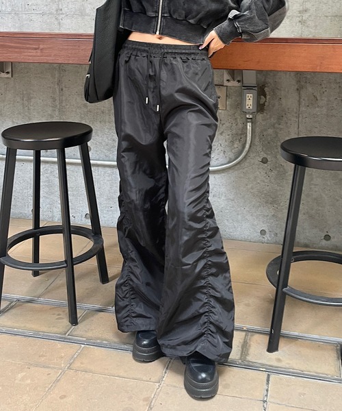 ROGER AND RAW（ロジャーアンドロウ）の「サイドギャザーナイロンフレアパンツ（その他パンツ・レディース・ブラック・FREE）」の4枚目の写真