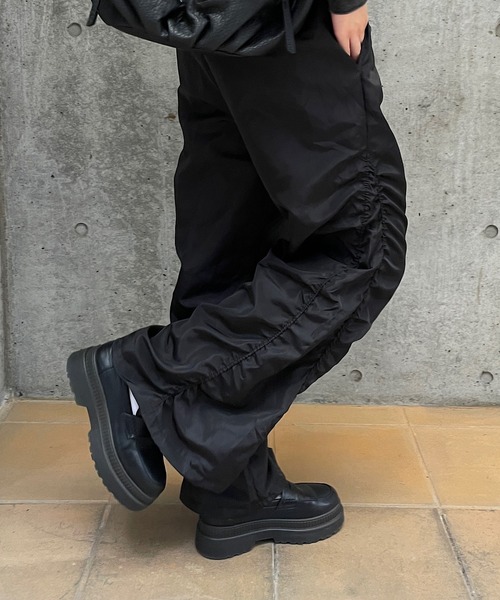 ROGER AND RAW（ロジャーアンドロウ）の「サイドギャザーナイロンフレアパンツ（その他パンツ・レディース・ブラック・FREE）」の5枚目の写真