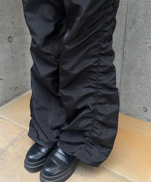 ROGER AND RAW（ロジャーアンドロウ）の「サイドギャザーナイロンフレアパンツ（その他パンツ・レディース・ブラック・FREE）」の6枚目の写真