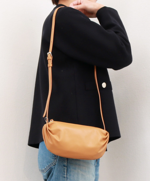 cache cache(カシュ カシュ)の「カシュカシュ cachecache / ギョウザ型ミニショルダー(ショルダーバッグ・レディース・キャメル/イエロー/シルバー/アイボリー/ブラック・FREE)」の4枚目の写真