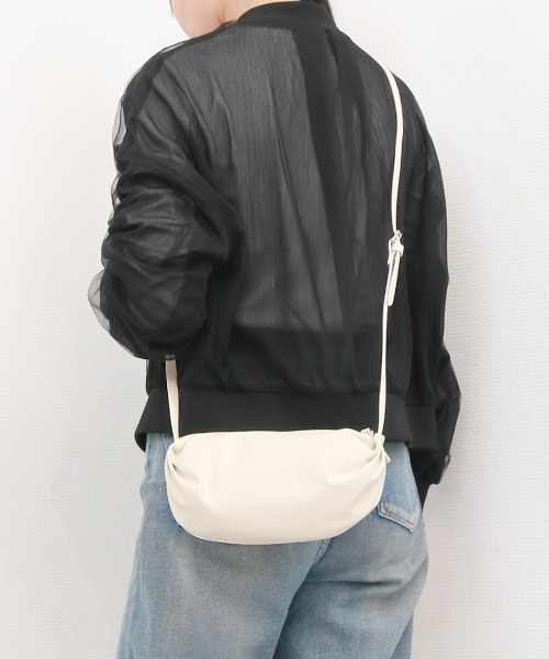 cache cache(カシュ カシュ)の「カシュカシュ cachecache / ギョウザ型ミニショルダー(ショルダーバッグ・レディース・キャメル/イエロー/シルバー/アイボリー/ブラック・FREE)」の2枚目の写真