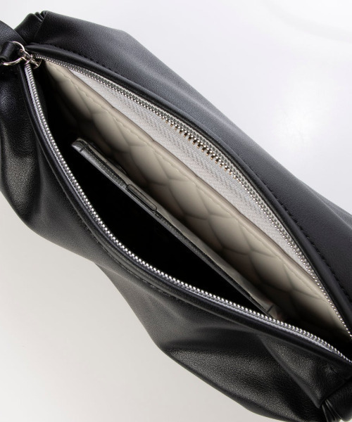 cache cache(カシュ カシュ)の「カシュカシュ cachecache / ギョウザ型ミニショルダー(ショルダーバッグ・レディース・キャメル/イエロー/シルバー/アイボリー/ブラック・FREE)」の17枚目の写真