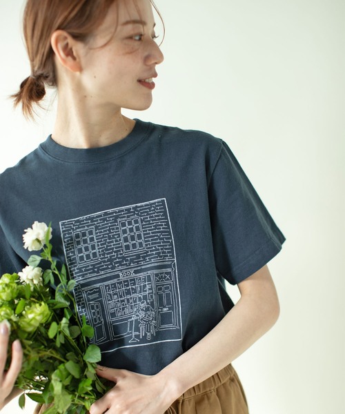 PAR ICI（パーリッシィ）の「BOOK store プリントTシャツ（Tシャツ/カットソー・レディース・イエロー/ネイビー/ホワイト・FREE）」の2枚目の写真