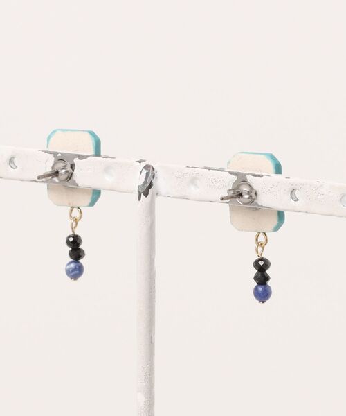 tone（トーン）の「【irodori】jewel cut  ソーダライト+スピネルのpierce（square）（ピアス（両耳用）・レディース・ターコイズブルー・FREE）」の2枚目の写真