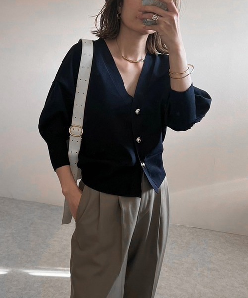 Bonjour Sagan（ボンジュールサガン）の「ゴールドボタンパフスリーブVネックニットカーディガン（カーディガン/ボレロ・レディース・オフホワイト/グリーン/ブラウン/ネイビー・FREE）」の4枚目の写真