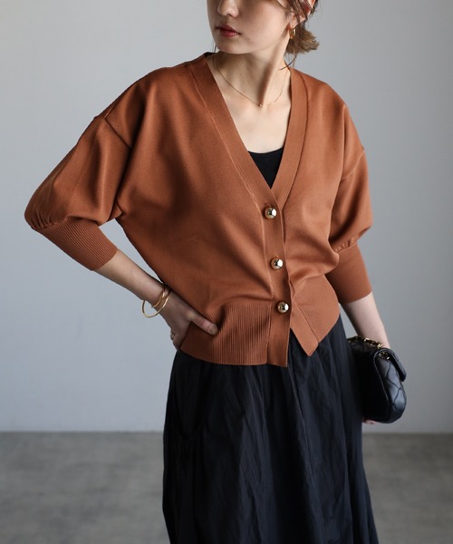Bonjour Sagan（ボンジュールサガン）の「ゴールドボタンパフスリーブVネックニットカーディガン（カーディガン/ボレロ・レディース・オフホワイト/グリーン/ブラウン/ネイビー・FREE）」の2枚目の写真